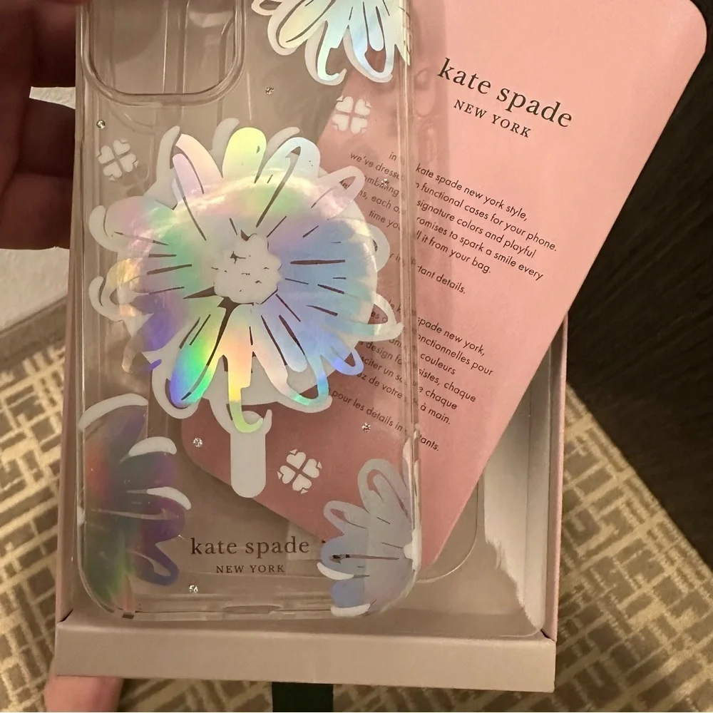 NEW IN BOX Kate Spade Case iPhone 6.1 (2021) Small Camera Daisy Iridescent‎